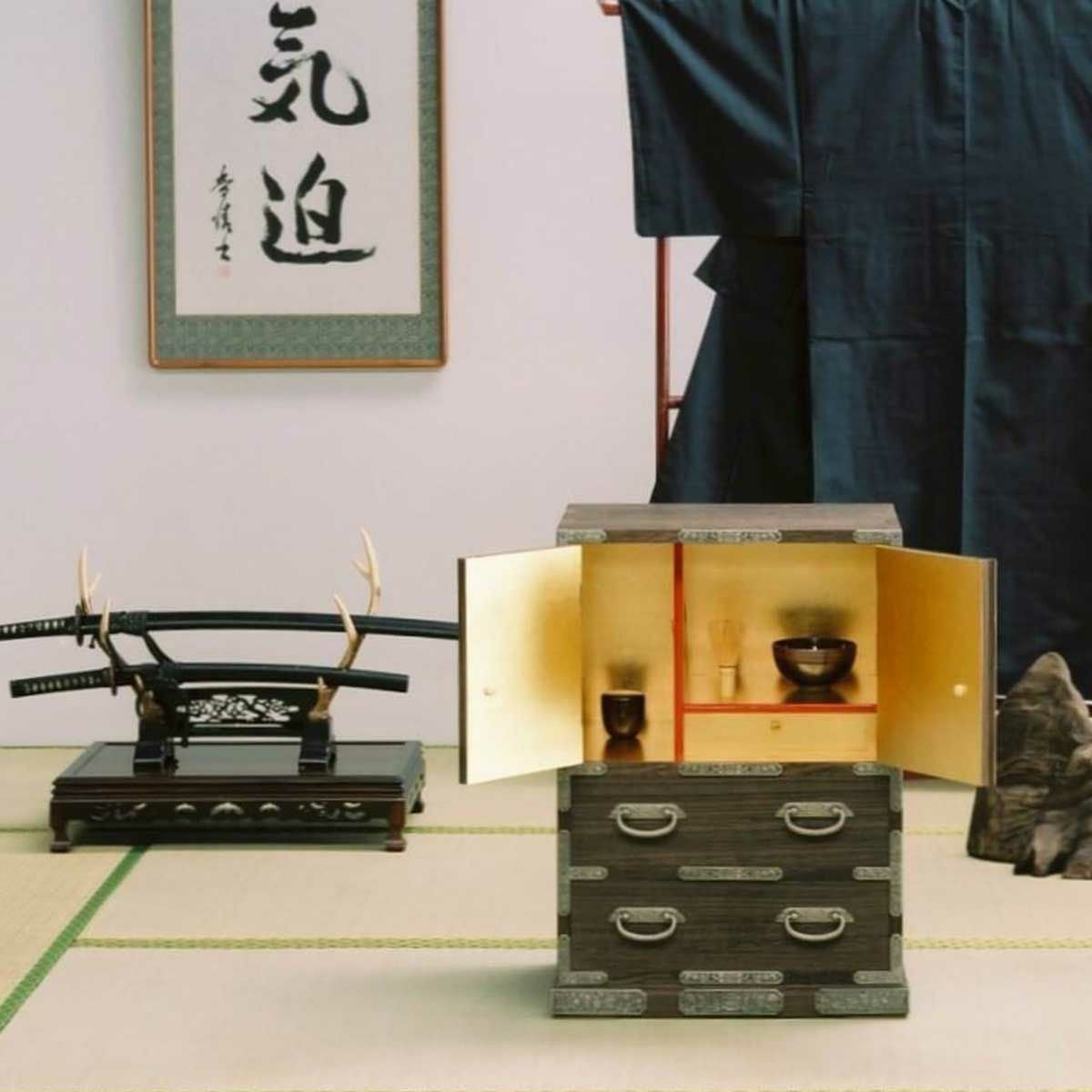 牡丹　四段引出 高級総桐飾り箪笥 牡丹（BOTAN）は小さいながらに成功に作られています